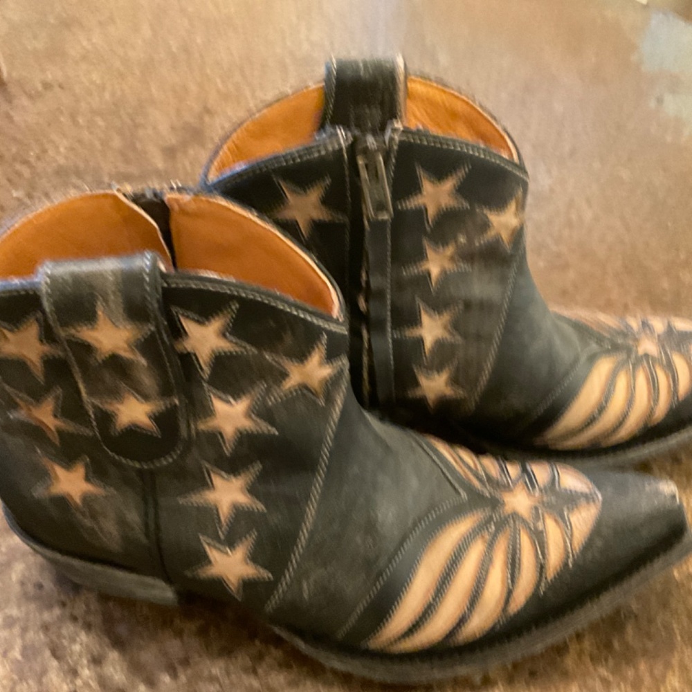 Old Gringo United Black and Tan Star Cutout Ankle Boots - Picture 3 of 5
